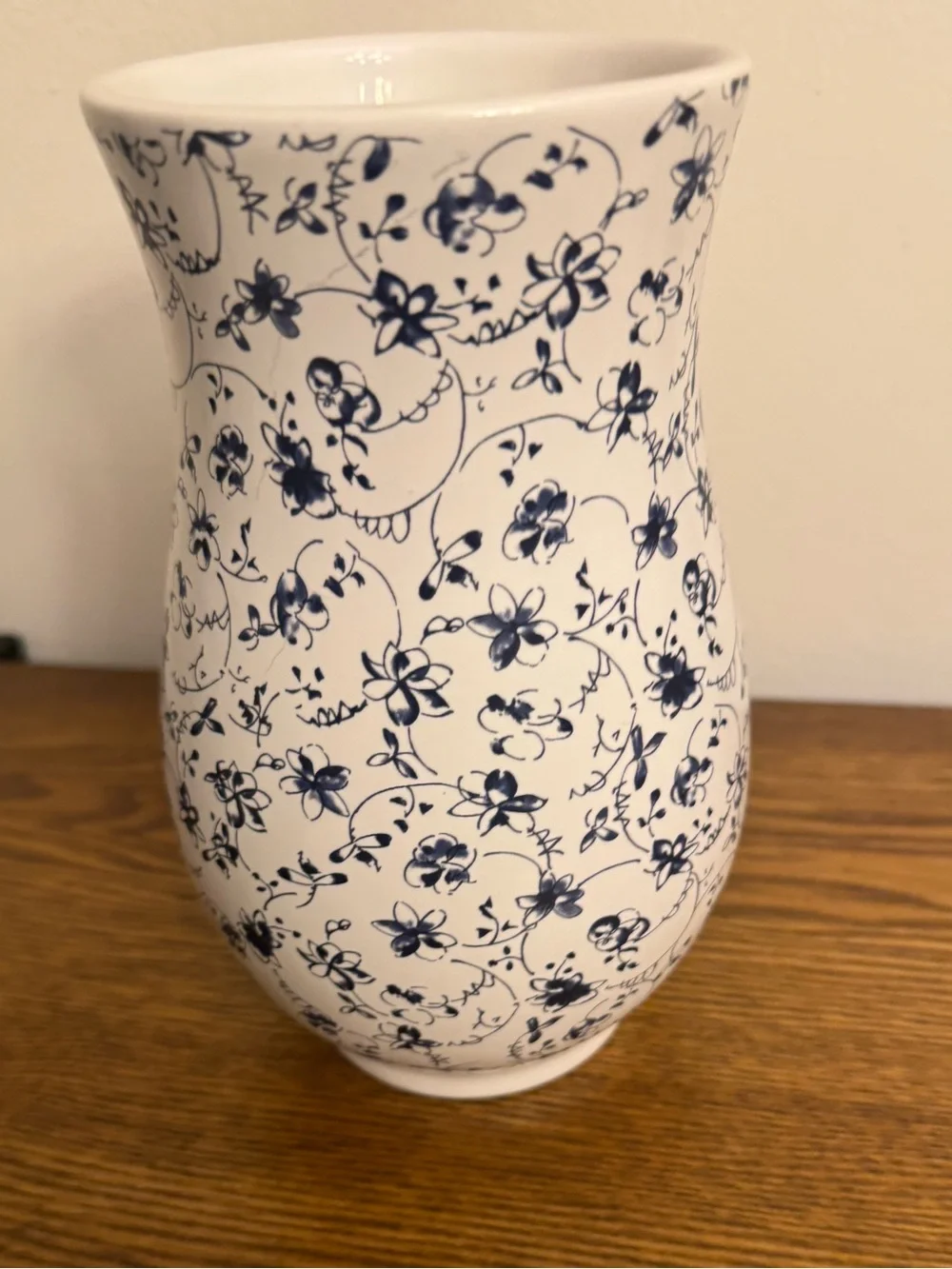 Vintage Style Navy Blue & White Floral Ceramic Vase - 7.5” EUC